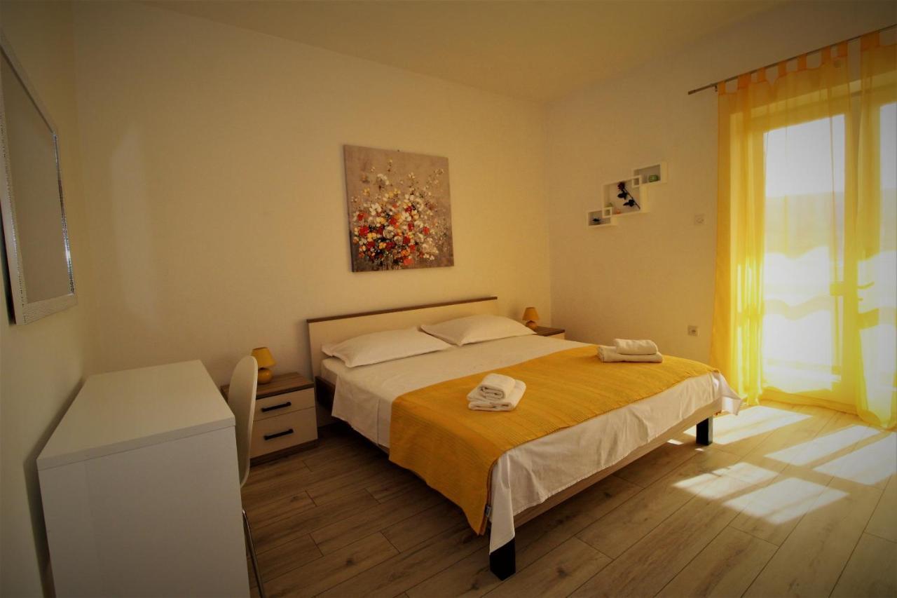 Apartments And Rooms With Parking Space Pag - 13060 Pag Town Bagian luar foto