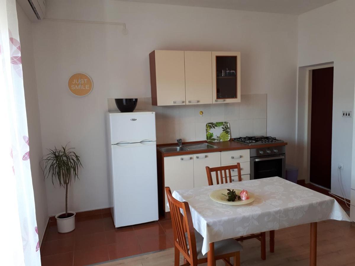 Apartments And Rooms With Parking Space Pag - 13060 Pag Town Bagian luar foto