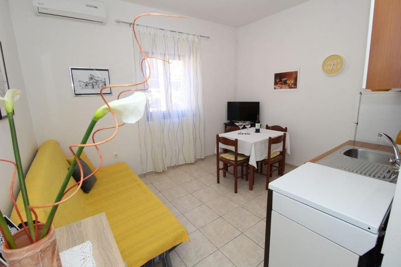 Apartments And Rooms With Parking Space Pag - 13060 Pag Town Bagian luar foto
