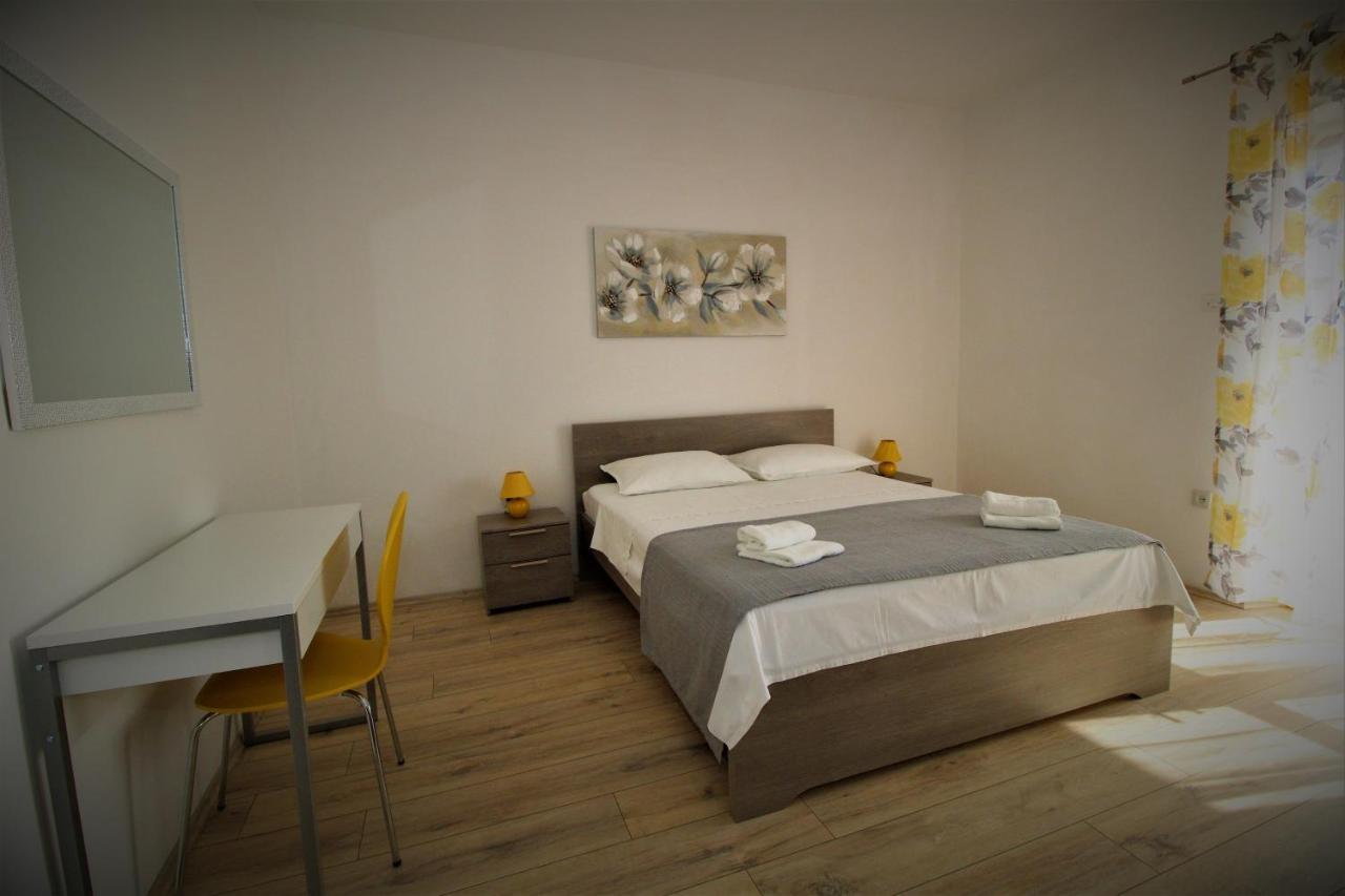 Apartments And Rooms With Parking Space Pag - 13060 Pag Town Bagian luar foto